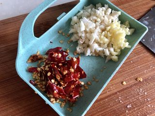 12、麻辣干锅虾➕吮指美味停不下,食材清洗后开始改刀吧：蒜切蒜蓉，姜切姜末，干辣椒去蒂用剪刀剪成小段