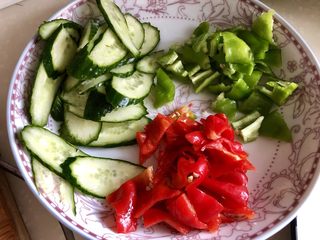 13、麻辣干锅虾➕吮指美味停不下,黄瓜切薄片，青红椒切小块