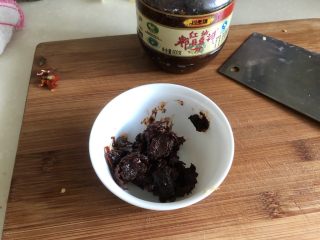 15、麻辣干锅虾➕吮指美味停不下,今天做麻辣虾，我们还需要一勺郫县豆瓣酱