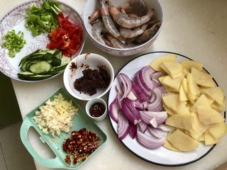 18、麻辣干锅虾➕吮指美味停不下,全部食材准备好，很丰富吧????