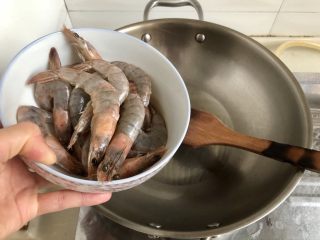 19、麻辣干锅虾➕吮指美味停不下,开始烹饪喽：热锅冷油，油可以比一般炒菜稍微多一点点，小火加入海????