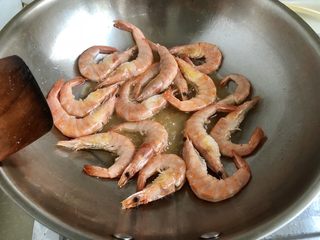 20、麻辣干锅虾➕吮指美味停不下,中小火翻炒，并用铲子不断按压虾头，让虾油渗出，直到虾两面煎的酥红