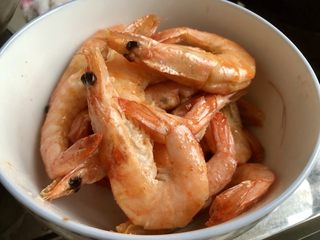 21、麻辣干锅虾➕吮指美味停不下,煎好的虾控油夹出