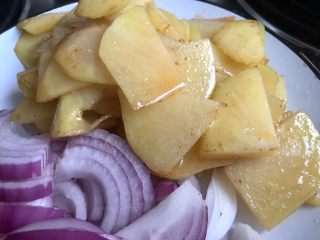 24、麻辣干锅虾➕吮指美味停不下,土豆片控油盛出