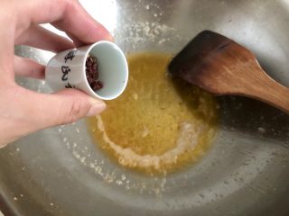 25、麻辣干锅虾➕吮指美味停不下,小火加入花椒，煸香后把花椒捡出留底油，不怕吃花椒的宝宝们可以把花椒保留