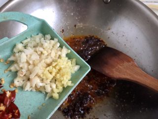 27、麻辣干锅虾➕吮指美味停不下,加入蒜蓉姜末煸香