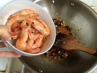 29、麻辣干锅虾➕吮指美味停不下,加入事先煎过的虾翻炒均匀