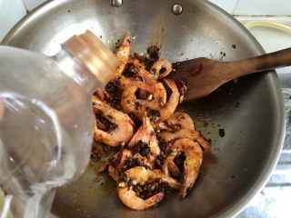 30、麻辣干锅虾➕吮指美味停不下,转中火，淋入少许料酒翻炒去腥