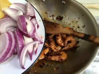 31、麻辣干锅虾➕吮指美味停不下,加入洋葱丝翻炒一分钟