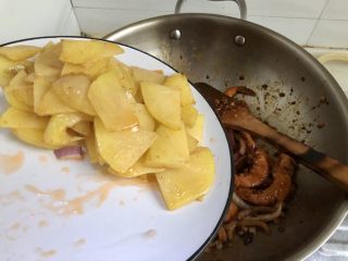 32、麻辣干锅虾➕吮指美味停不下,加入煎过的土豆片翻炒一分钟