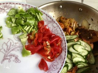 34、麻辣干锅虾➕吮指美味停不下,加入青椒红椒翻炒均匀