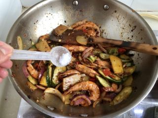 35、麻辣干锅虾➕吮指美味停不下,加入少许白糖翻炒均匀