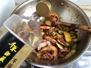 36、麻辣干锅虾➕吮指美味停不下,加入少许生抽翻炒均匀