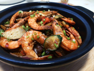 40、麻辣干锅虾➕吮指美味停不下,这道菜，做法简单，又麻又辣，虾肉麻辣里带着一丝鲜甜，让人欲罢不能，喜欢的小伙伴们，赶紧下厨试试吧????