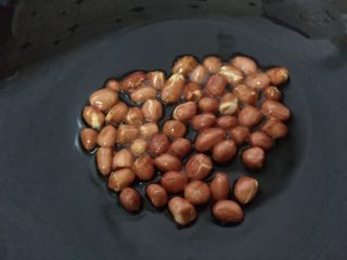 4、家常版川味浓香宫保鸡丁,锅里放油，先把花生米炒一下