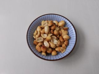 5、家常版川味浓香宫保鸡丁,炒好的花生米去皮备用