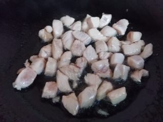 6、家常版川味浓香宫保鸡丁,腌制好的鸡丁，过油