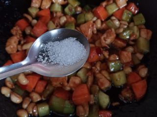 13、家常版川味浓香宫保鸡丁,加少许盐调味，因为豆瓣酱是咸的，所以盐不要放太多