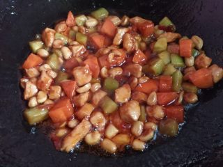 15、家常版川味浓香宫保鸡丁,最后倒入水淀粉，收汁关火即可