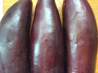 1、酱炒三丁,茄子洗净