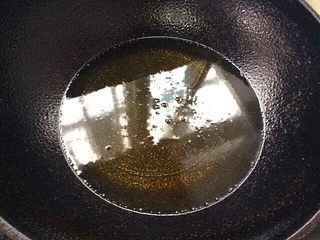 8、酱炒三丁,起锅热油