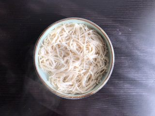 4、酸汤肥牛（微辣版）,金针菇焯熟捞出铺在盘底备用