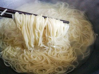 2、冬至美食 香菇肉酱拌面,面条煮熟。