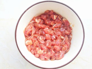 4、冬至美食 香菇肉酱拌面,牛肉切末加生抽料酒生粉腌制10分钟。