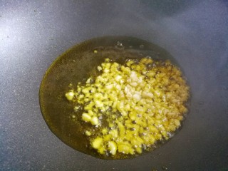 7、冬至美食 香菇肉酱拌面,爆香大蒜。