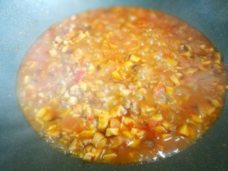 12、冬至美食 香菇肉酱拌面,小火煮5分钟至汤汁浓稠。