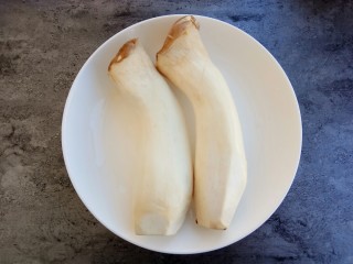 1、#辣味#耗油黑椒手撕杏鲍菇,准备杏鲍菇两根