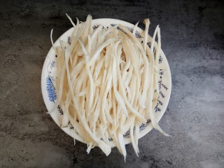 2、#辣味#耗油黑椒手撕杏鲍菇,洗干净后用手撕成条