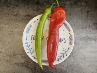 3、#辣味#耗油黑椒手撕杏鲍菇,青红椒合一根