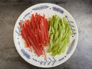 4、#辣味#耗油黑椒手撕杏鲍菇,青红椒切细丝备用