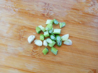 5、#辣味#耗油黑椒手撕杏鲍菇,葱切小段