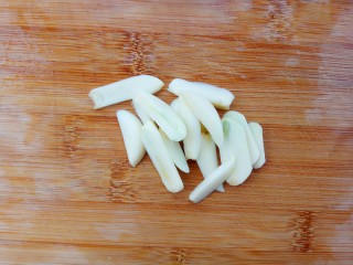 6、#辣味#耗油黑椒手撕杏鲍菇,大蒜切片