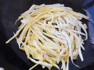 7、#辣味#耗油黑椒手撕杏鲍菇,锅里入油，放入杏鲍菇翻炒