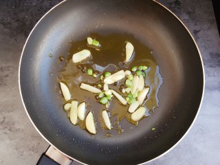 9、#辣味#耗油黑椒手撕杏鲍菇,锅里入油放入麻椒、葱蒜翻炒出香味