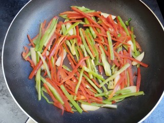 10、#辣味#耗油黑椒手撕杏鲍菇,接着放入青红椒翻炒一会儿