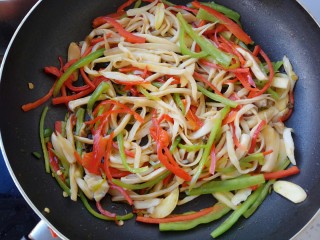 11、#辣味#耗油黑椒手撕杏鲍菇,再放入刚刚炒好的杏鲍菇翻炒一会儿