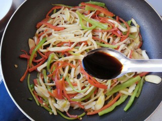 12、#辣味#耗油黑椒手撕杏鲍菇,加入一勺生抽，半勺耗油