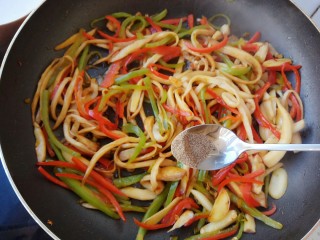 13、#辣味#耗油黑椒手撕杏鲍菇,半勺胡椒粉