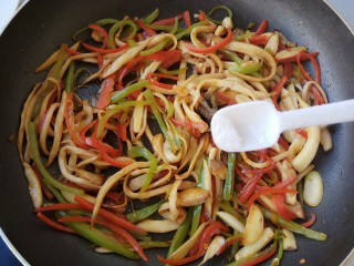 14、#辣味#耗油黑椒手撕杏鲍菇,适量盐就可以了