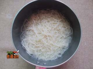 2、家常版烤冷面（面条版）,水里加盐煮开，把细面条放进去