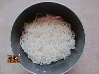 3、家常版烤冷面（面条版）,把水分滤掉