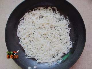 4、家常版烤冷面（面条版）,平底锅倒一点油，刷匀放入面，不断压制定型，薄薄的一层