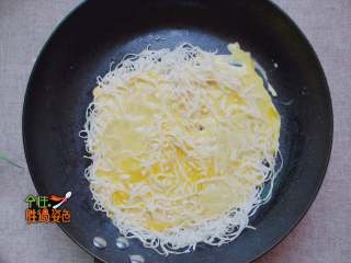 5、家常版烤冷面（面条版）,倒入蛋液