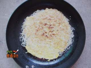 6、家常版烤冷面（面条版）,等鸡蛋基本熟了 翻面