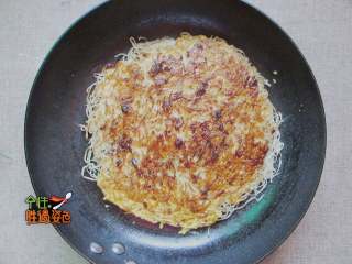 7、家常版烤冷面（面条版）,面皮上刷一层酱，你爱什么酱就什么酱，蕃茄酱，可以，芥茉酱，可以，老干爹老干妈酱可以