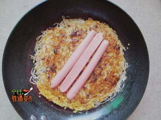 8、家常版烤冷面（面条版）,放入火腿肠